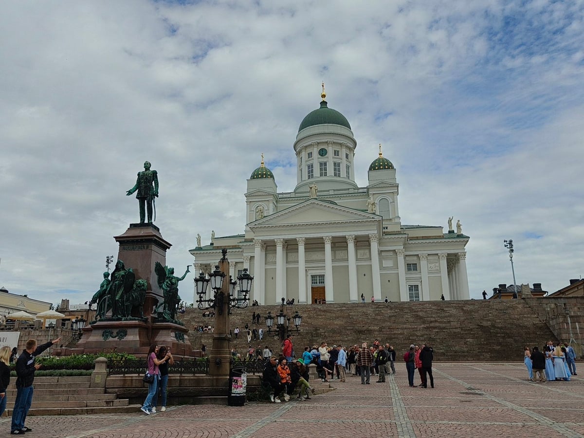 La plaza del Senado de Helsinki, con la catedral luterana