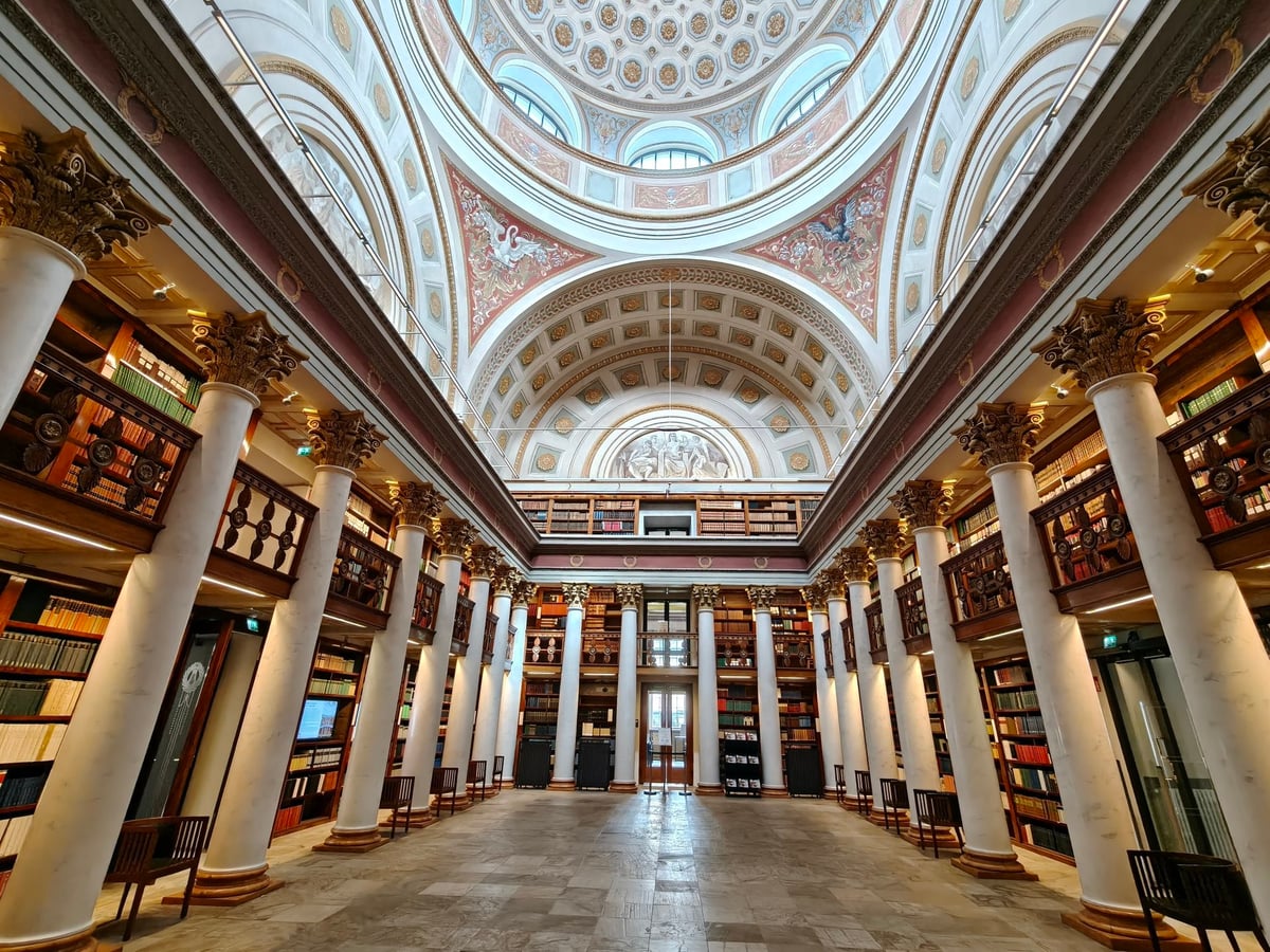 La Biblioteca Nacional de Finlandia, en la plaza del Senado