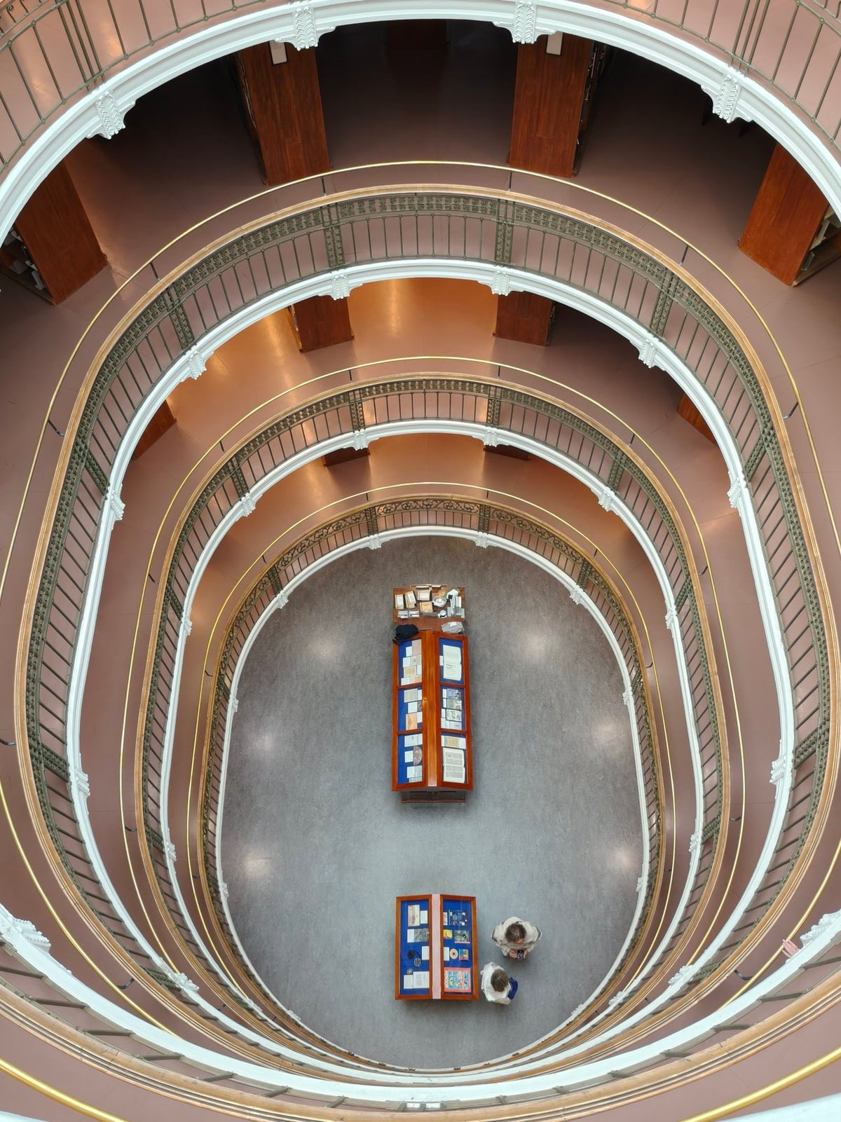 La sala principal de la Biblioteca Nacional de Finlandia