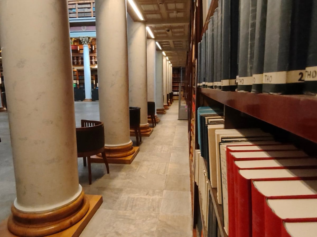 Las estanterías de madera de la Biblioteca Nacional