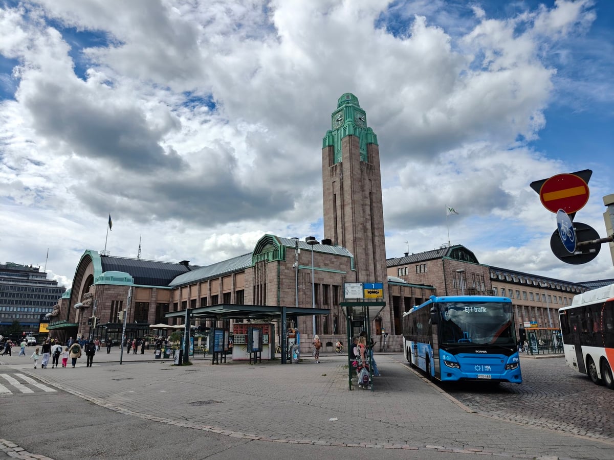 Las cuatro figuras de piedra de la fachada de la estación de Helsinki