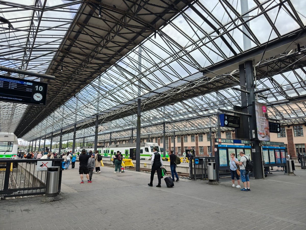 El edificio de granito de la estación de Helsinki