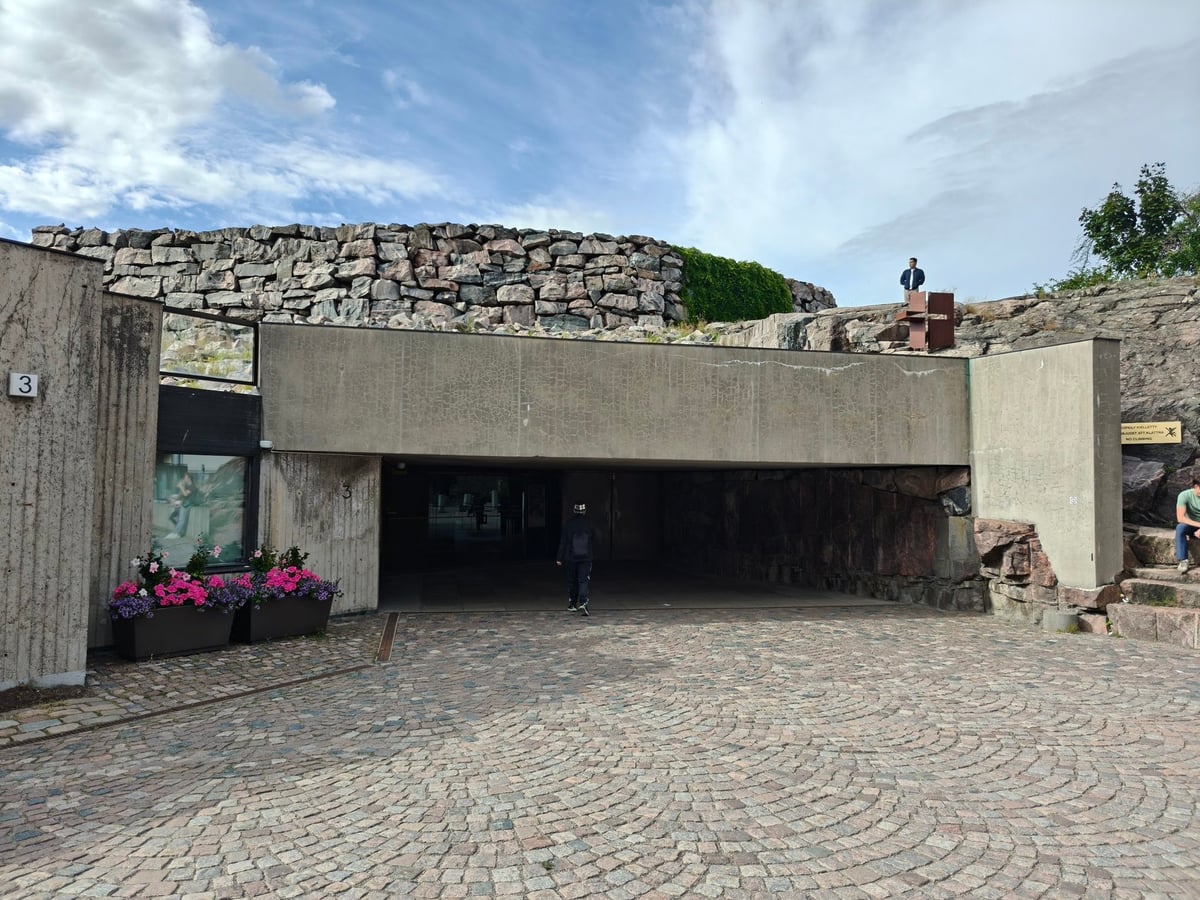 Exterior de la iglesia de la roca, apenas visible entre la piedra