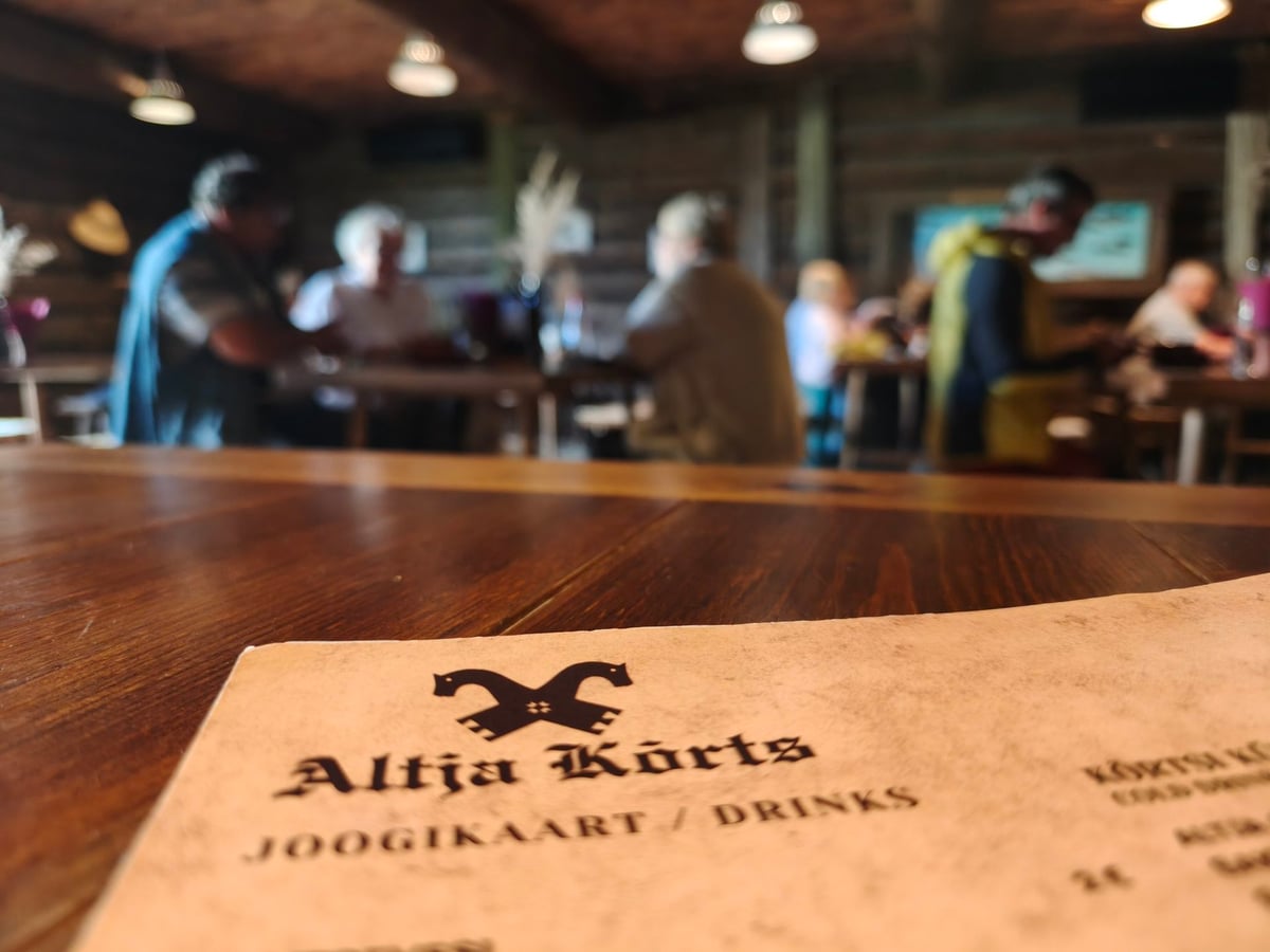 La taberna Altja kõrts, con su techo de paja