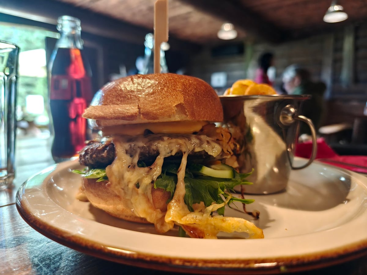 Comiendo en Altja kõrts, en la aldea de Altja