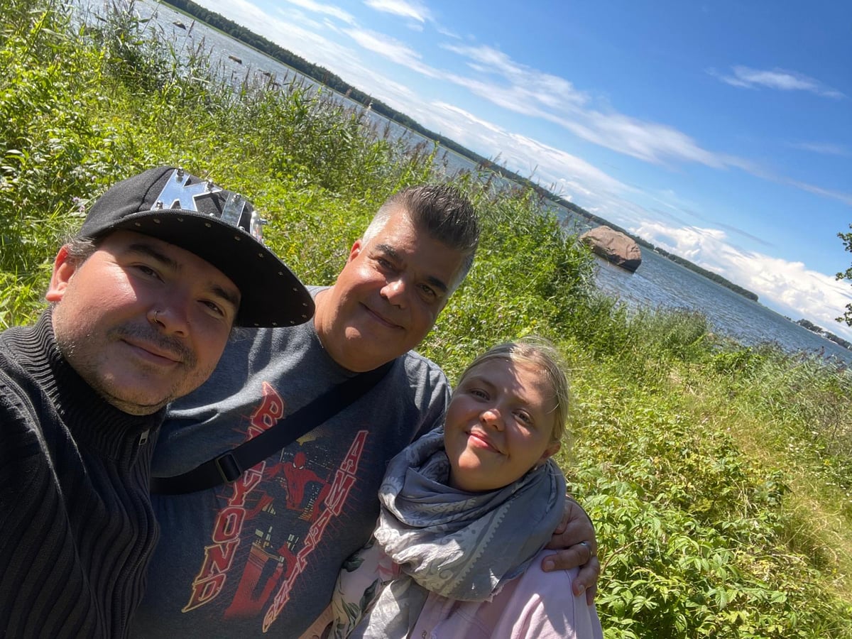 Selfie de Helen, Rafa y quien esto escribe, en la playa de Altja