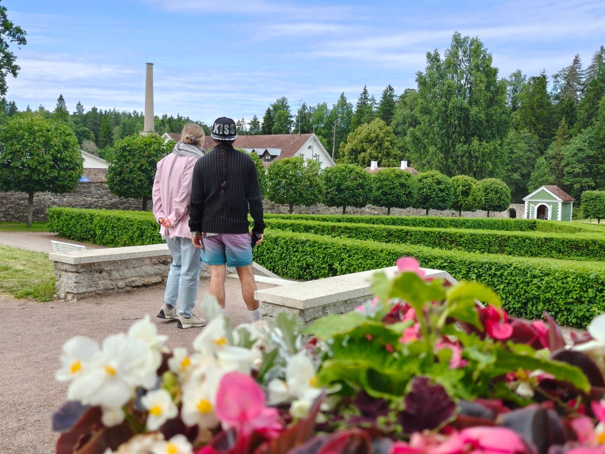 Rafa y Helen de espaldas, en los jardines de Palmse