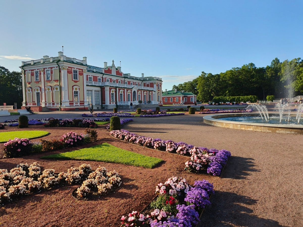 El palacio de Kadriorg, con sol