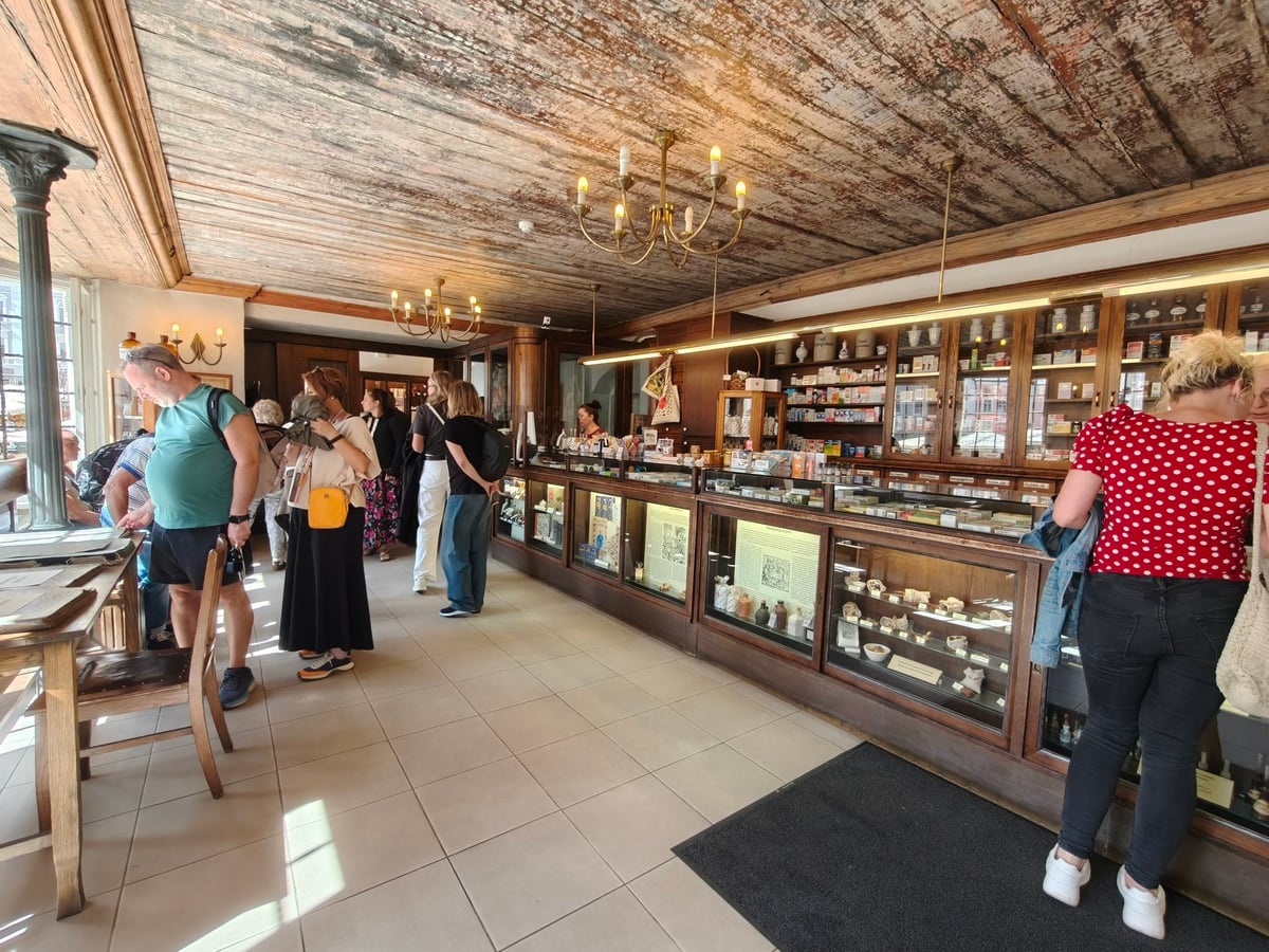 Interior de la farmacia Raeapteek