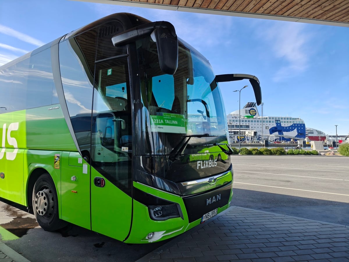 Nuestro autobús a Riga, esperando la salida en el puerto de Tallin