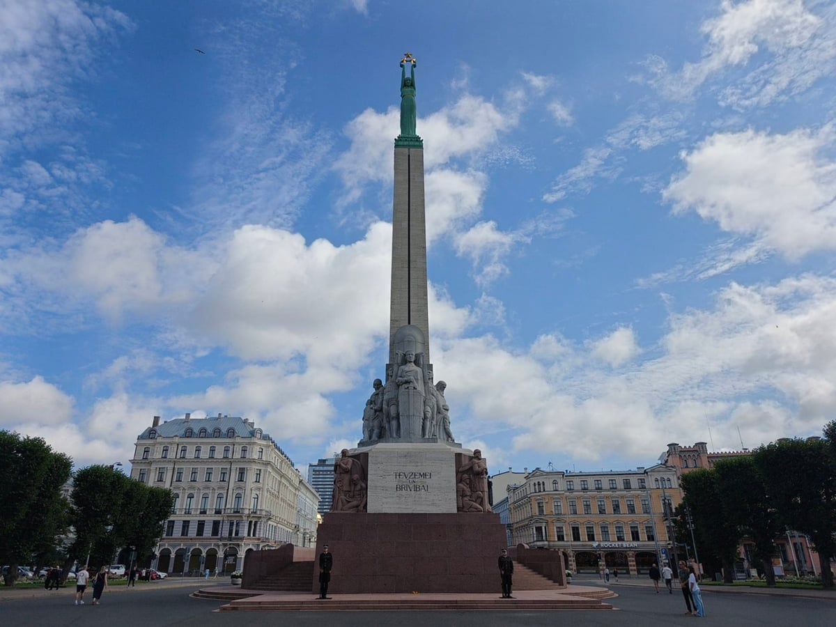 Guardia de honor en el Monumento a la Libertad