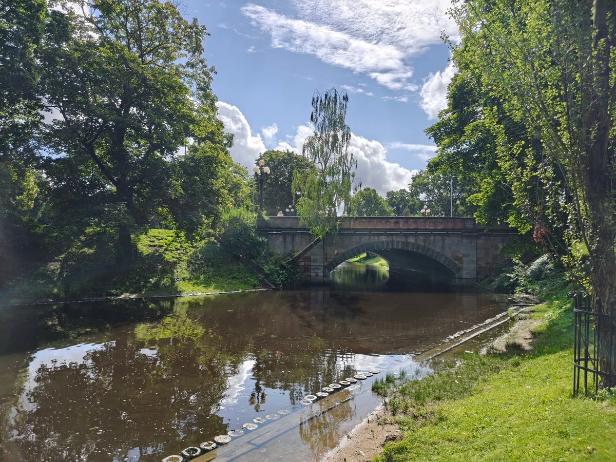 El canal del parque de Bastejkalns