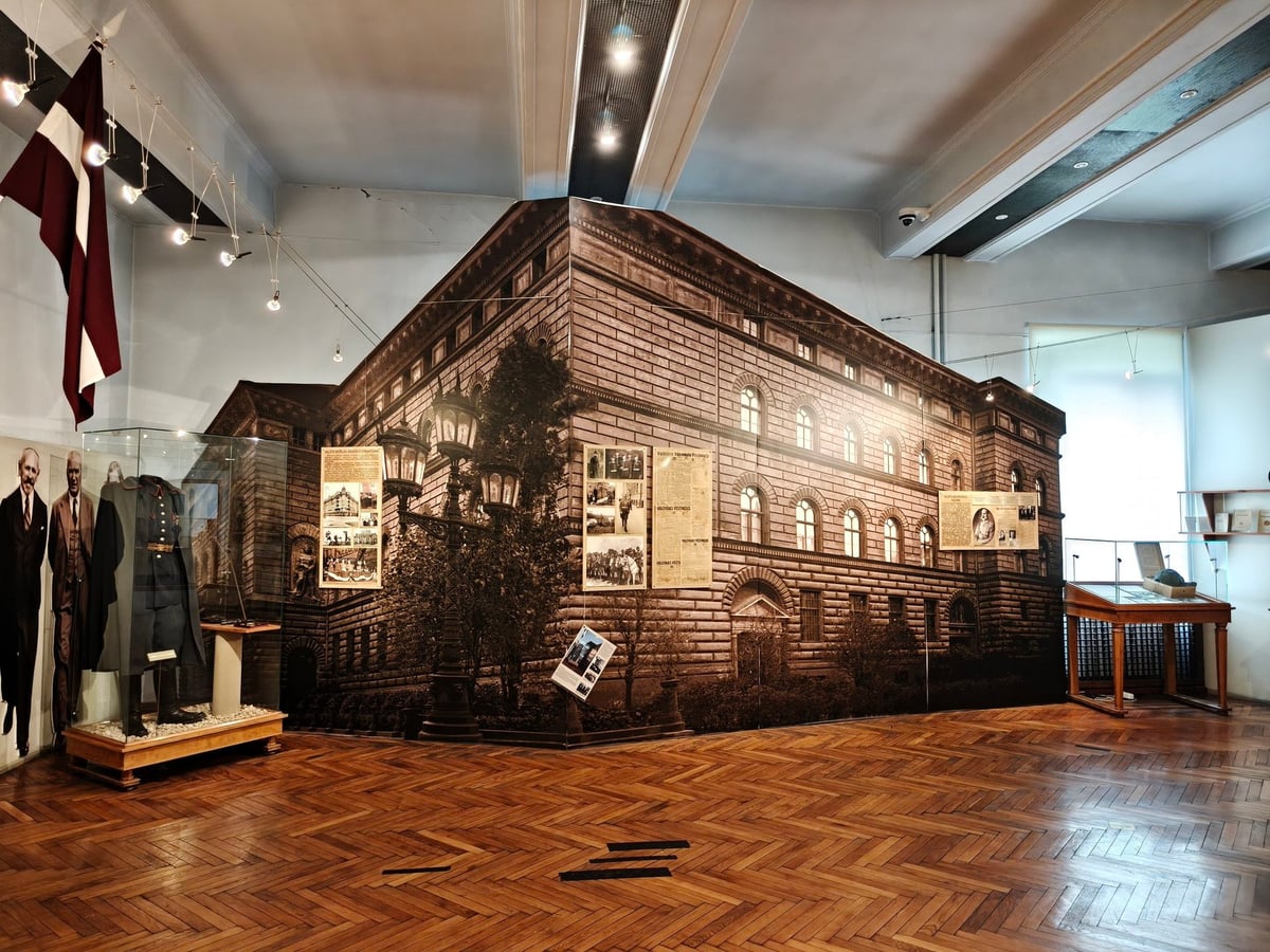 Interior del Museo de la Guerra de Letonia