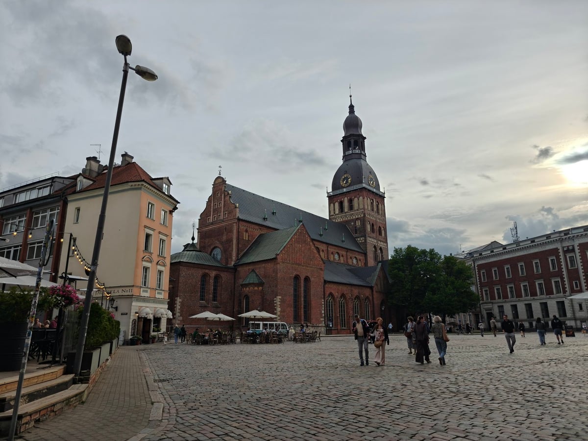 Rafa en la caseta de tiro con arco, en Riga