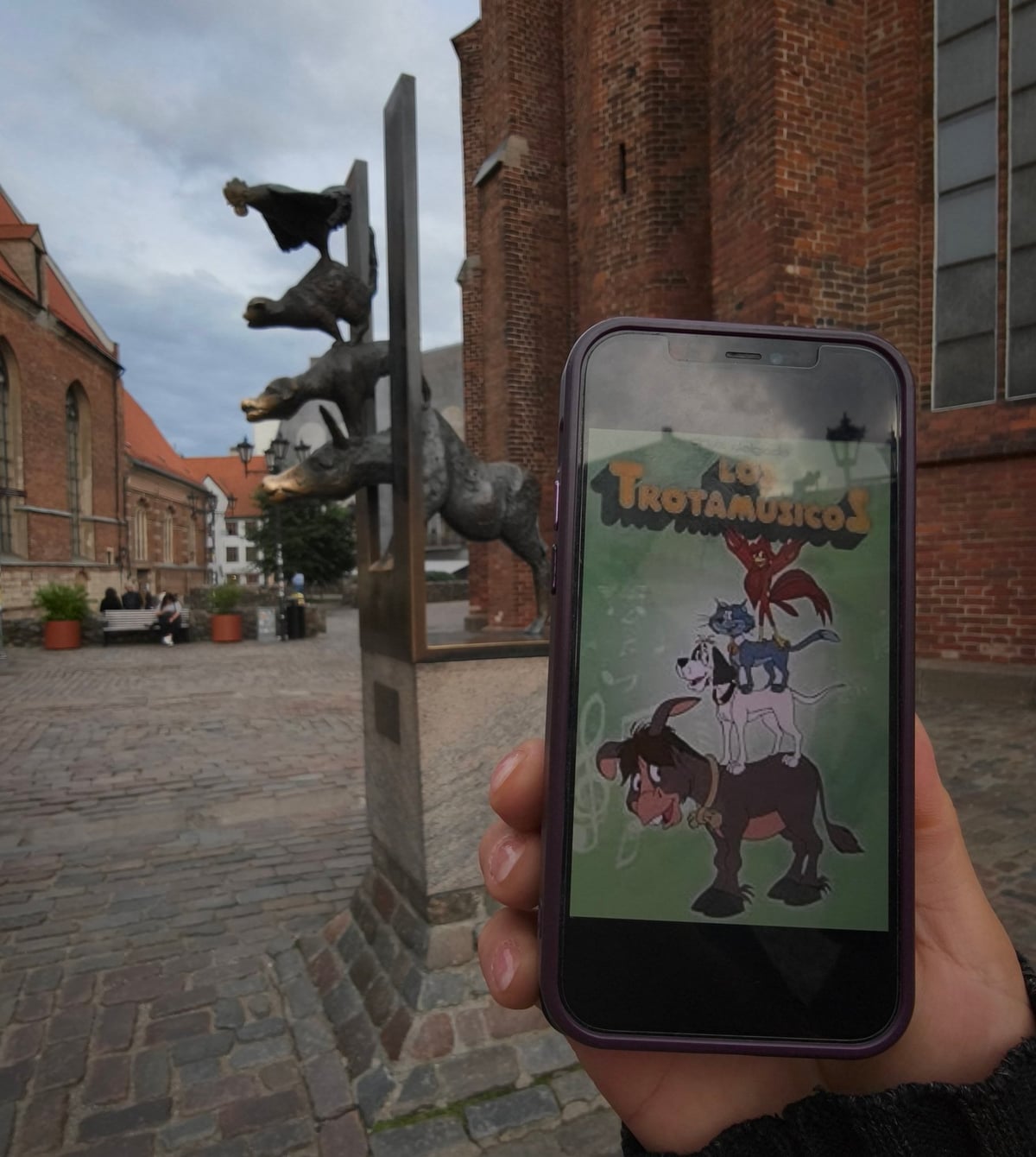 Detalle de los músicos de Bremen asomados al telón de acero