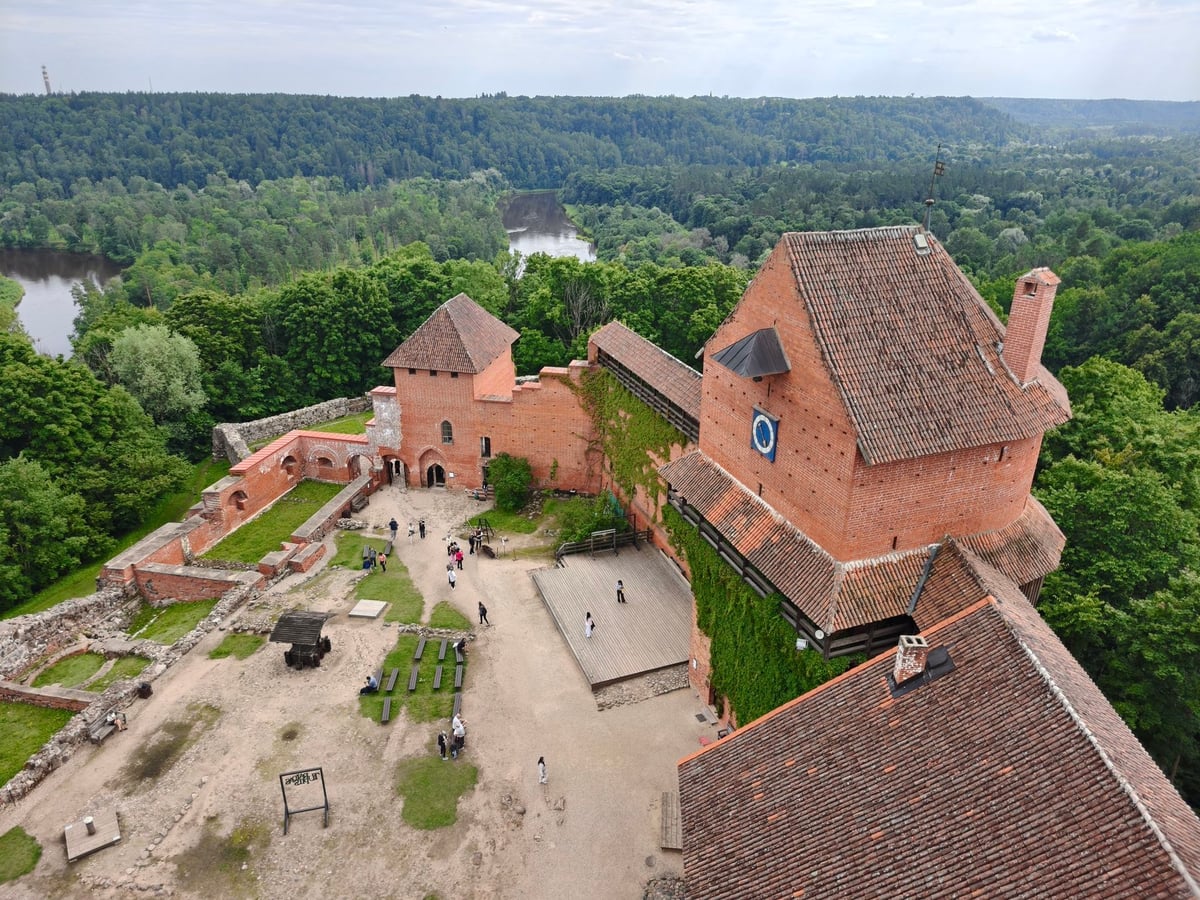 La torre sur del castillo de Turaida