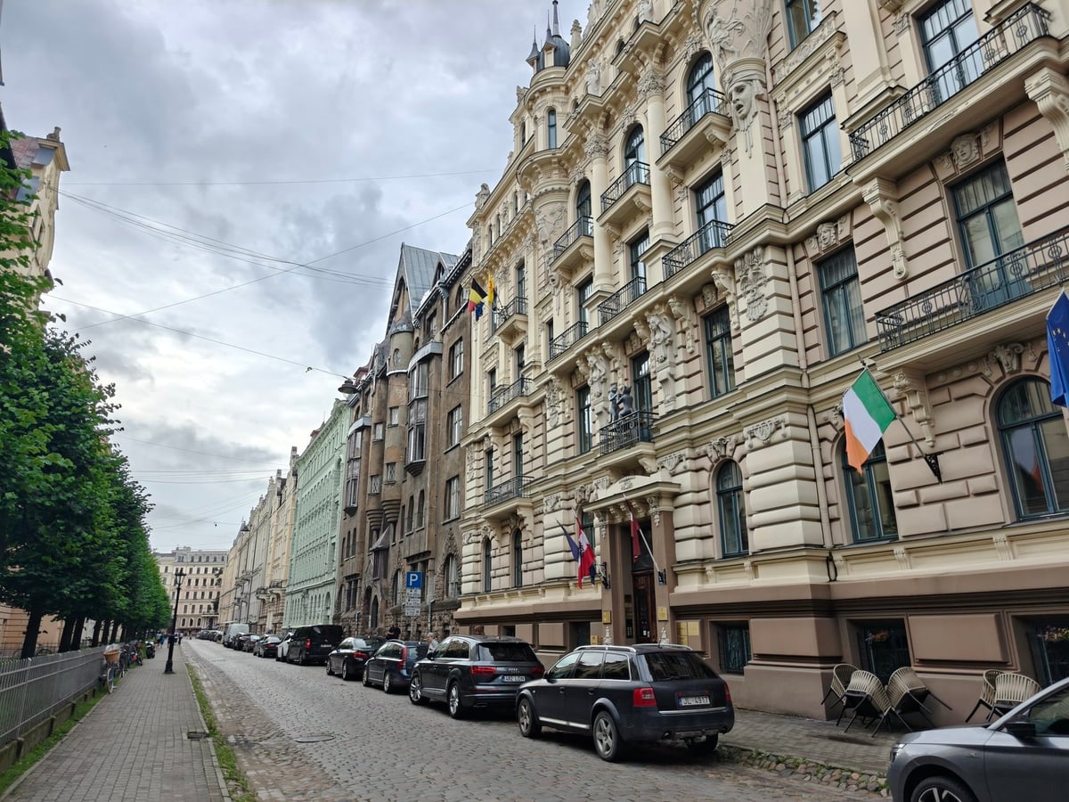 Calle con edificios modernistas en Riga
