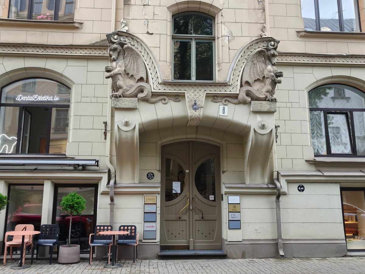 Motivos vegetales en una fachada modernista de Riga