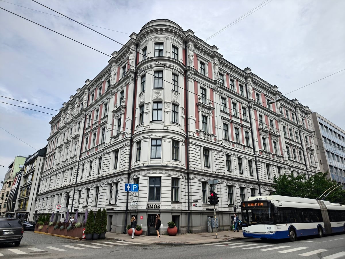 Detalle escalonado de un edificio art nouveau de Riga