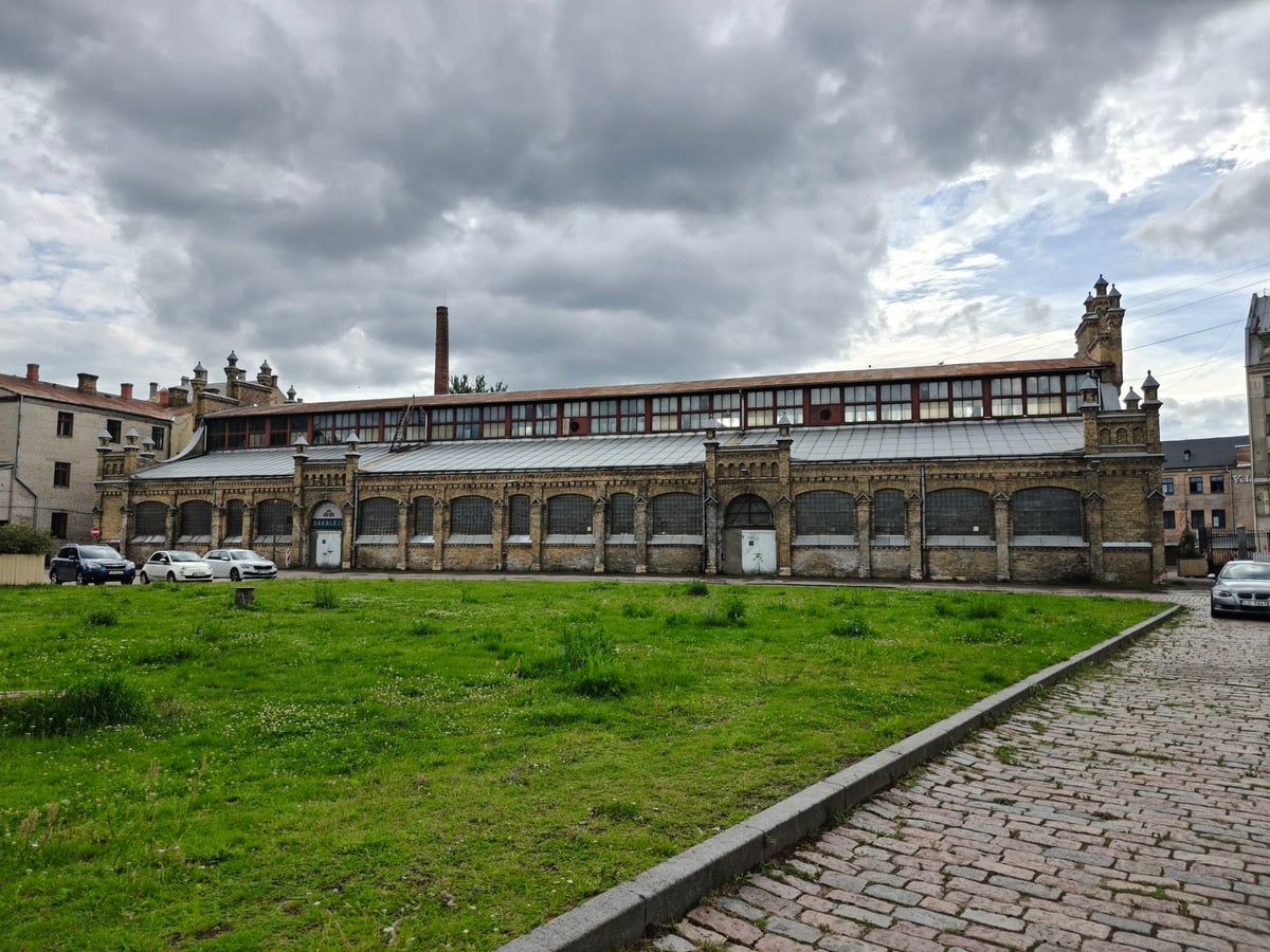 El edificio de ladrillo rojo del mercado de Vidzeme