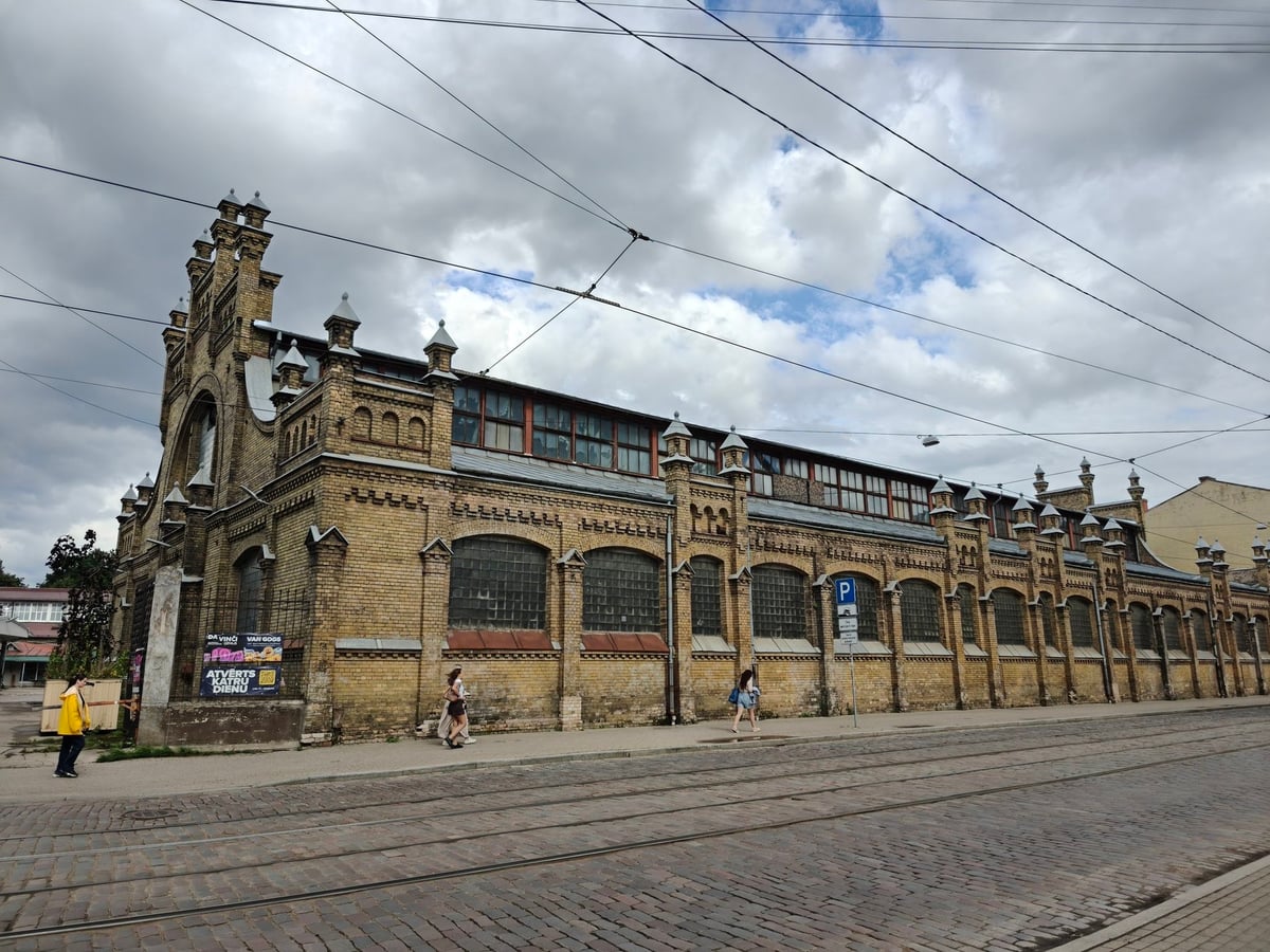 Detalle de la arquitectura industrial del mercado de Vidzeme