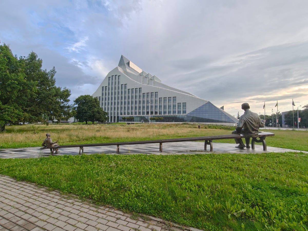 La fachada asimétrica de la Biblioteca Nacional