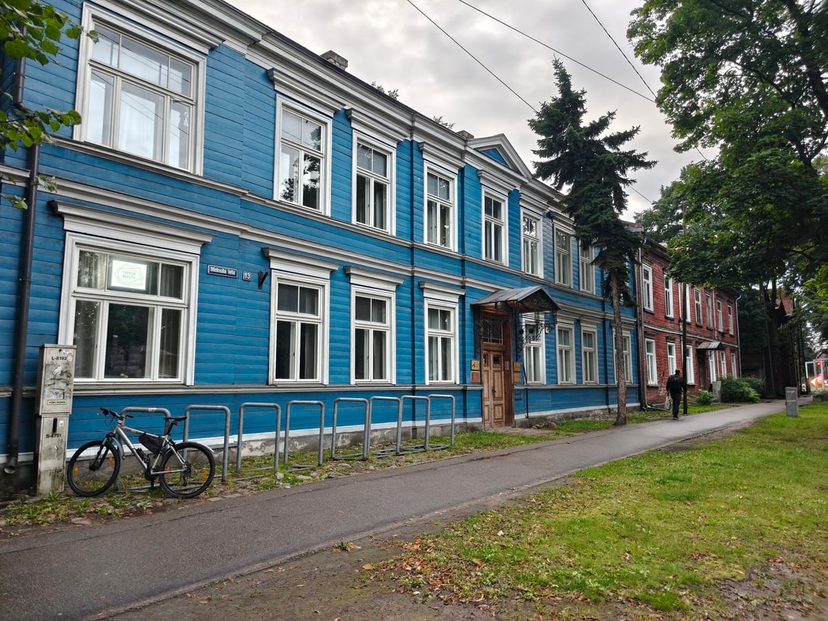 Fachada de madera en Kalnciema, en Riga