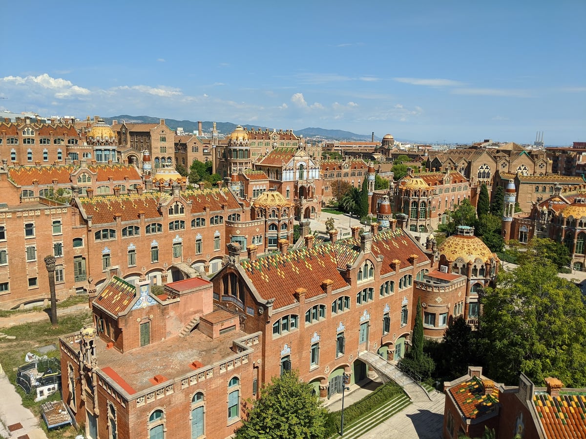 Panorámica de Barcelona con edificios y el mar al fondo