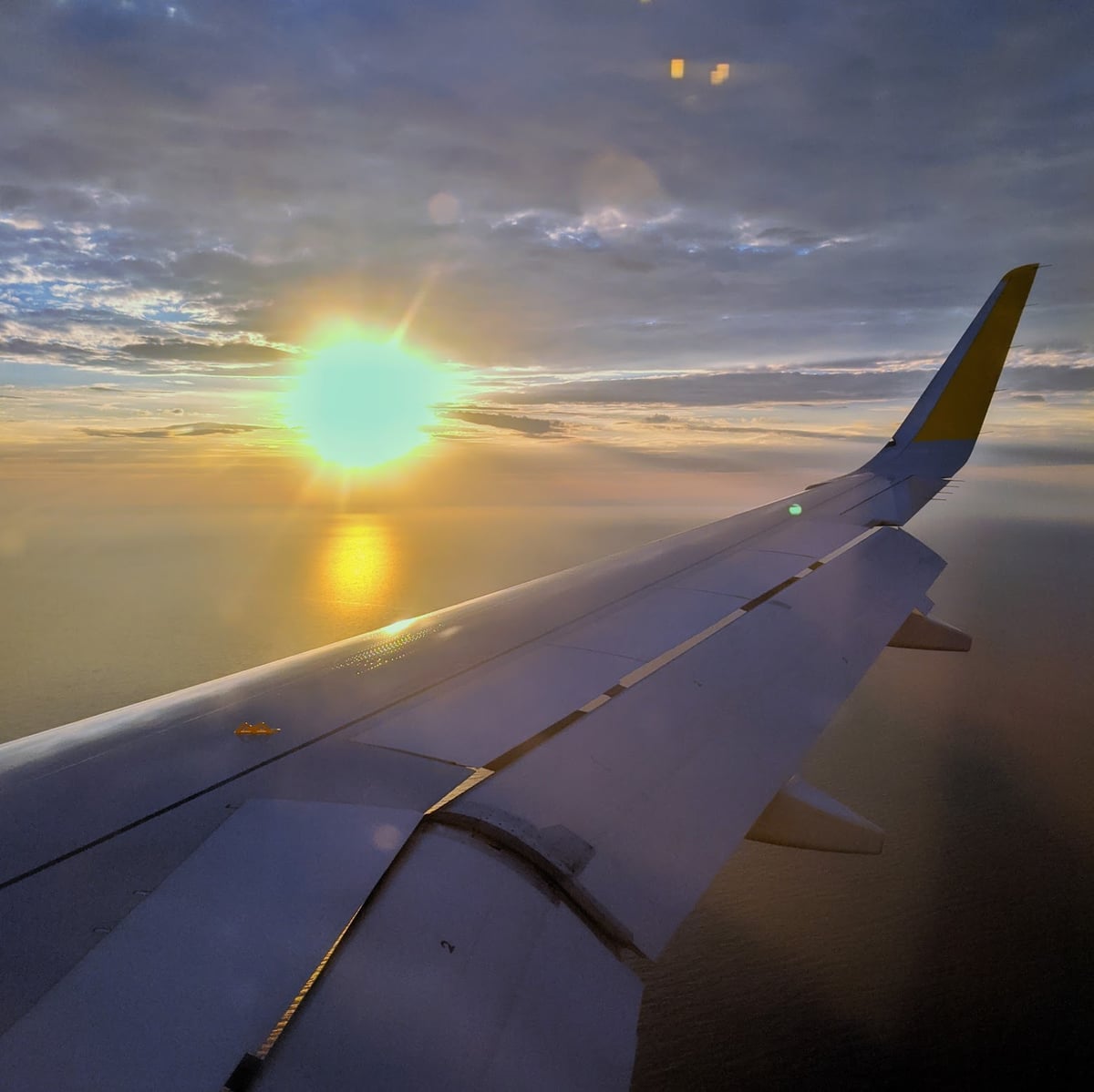 Ala de avión al atardecer vista desde la ventanilla