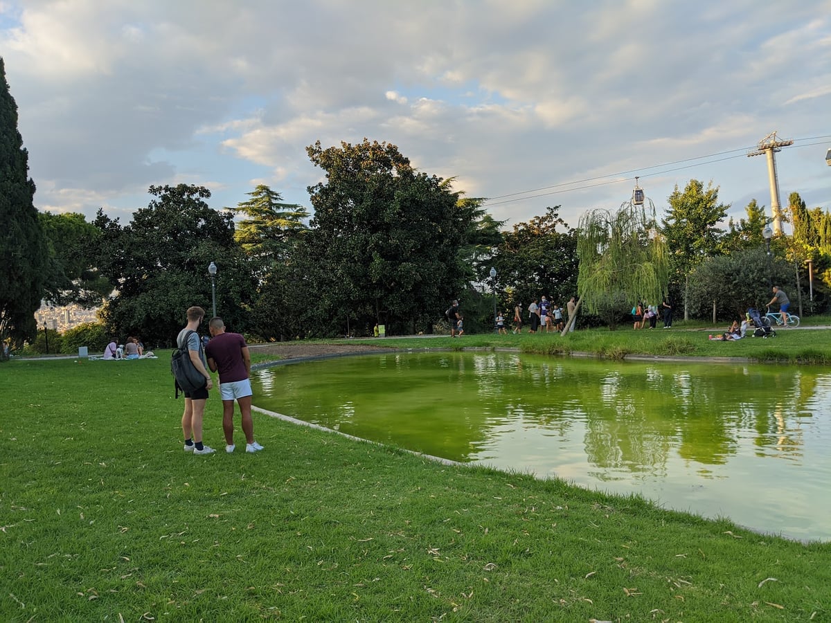 Personas paseando junto a un estanque de un parque