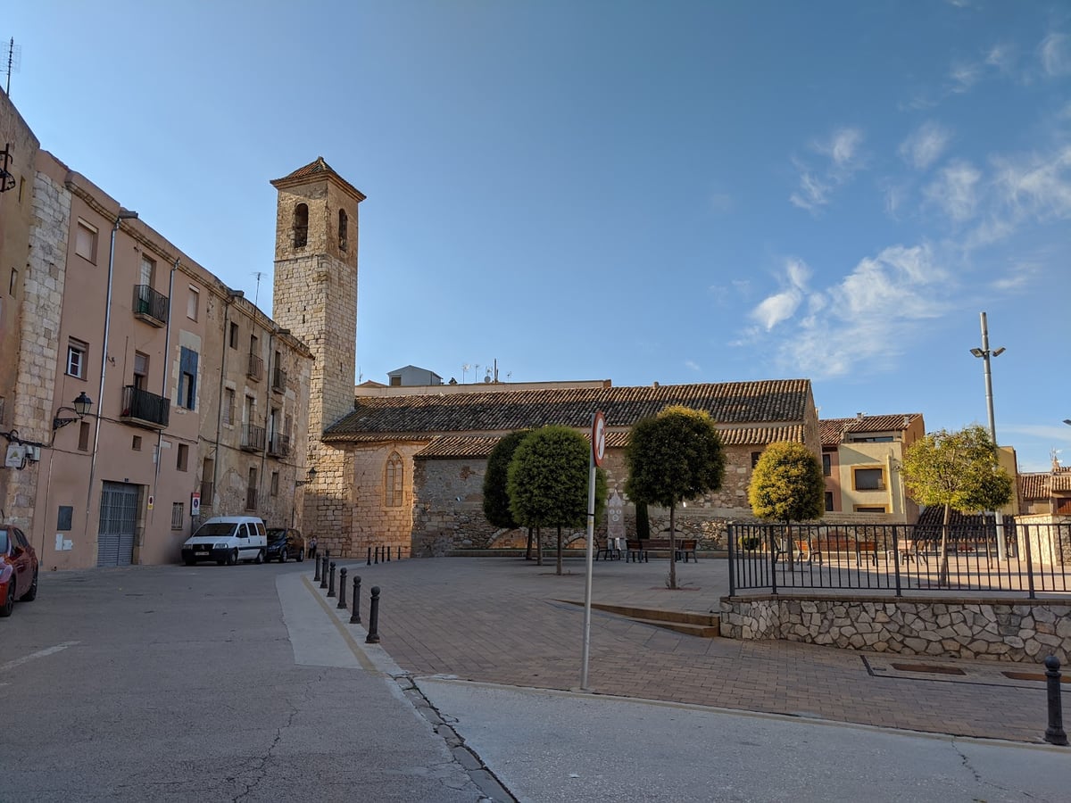 Iglesia y plaza de una localidad histórica