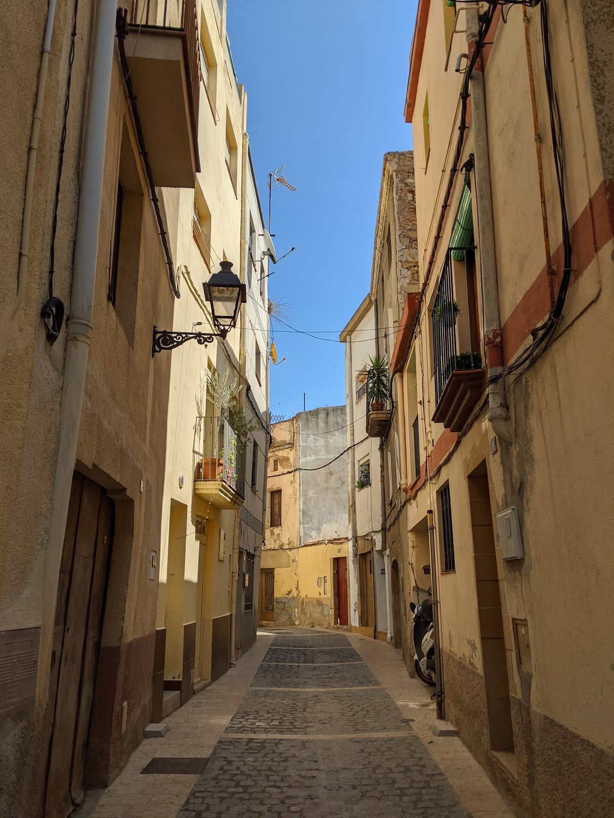 Calle estrecha de un casco histórico
