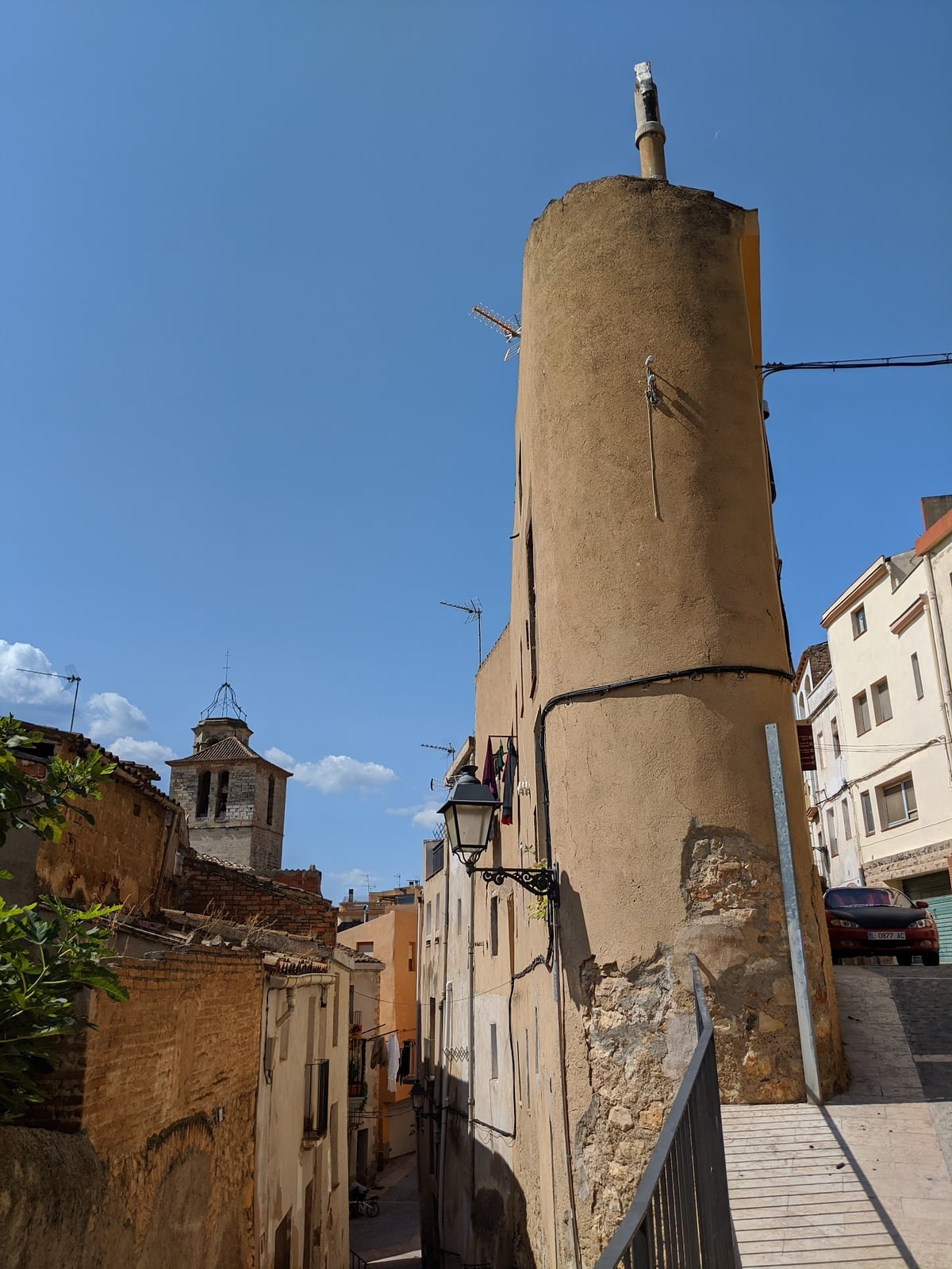 Torre de piedra entre edificios históricos