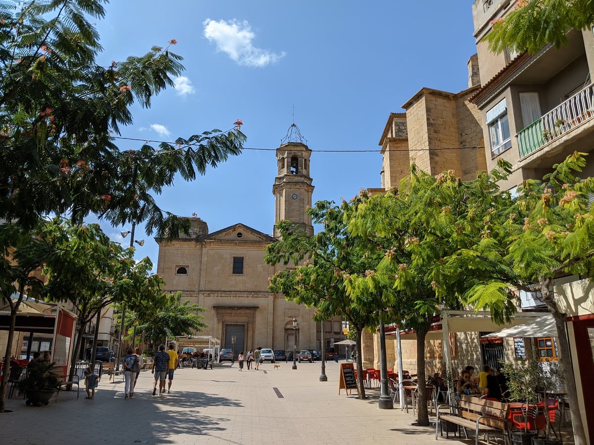 Plaza con iglesia y edificios históricos