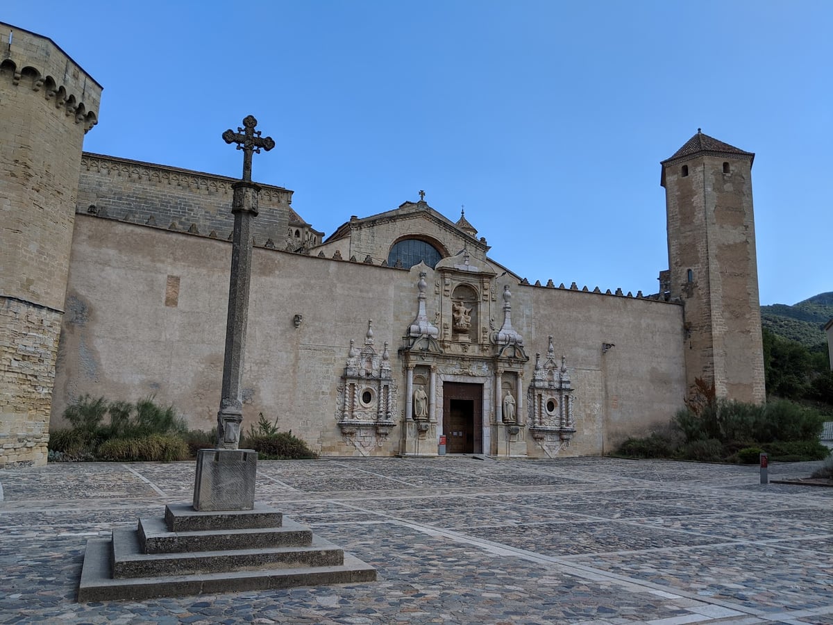 Iglesia de piedra en una plaza histórica.
