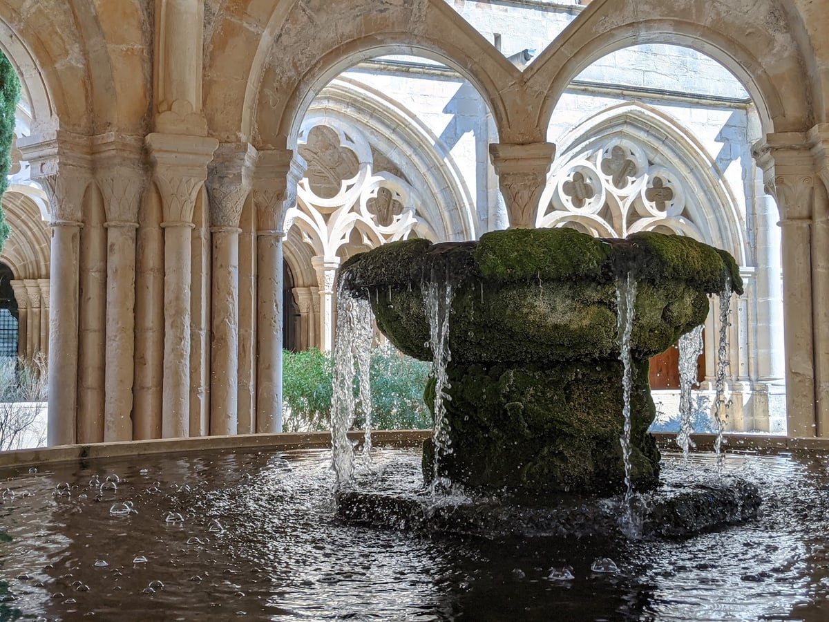 Fuente de piedra en el claustro de un monasterio
