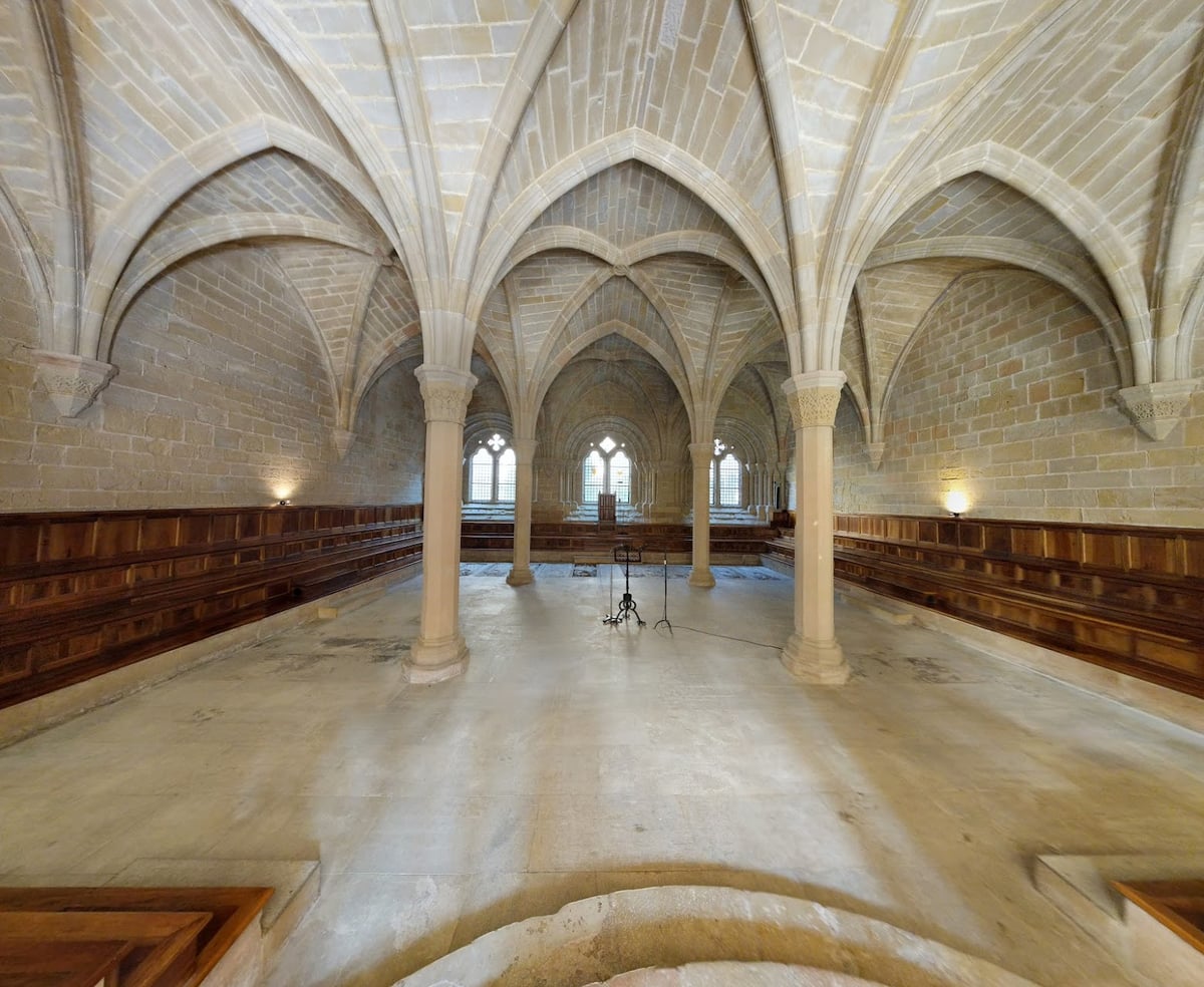 Interior de un claustro con bóvedas de piedra