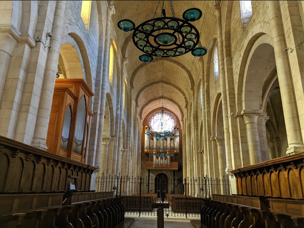 Interior de una iglesia con bóvedas y vidrieras