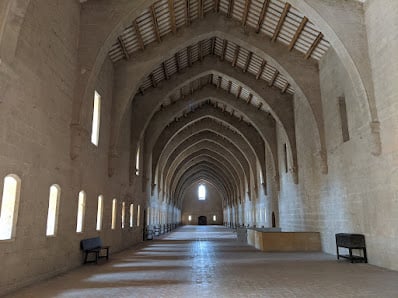 Interior de una nave de piedra con arcos apuntados