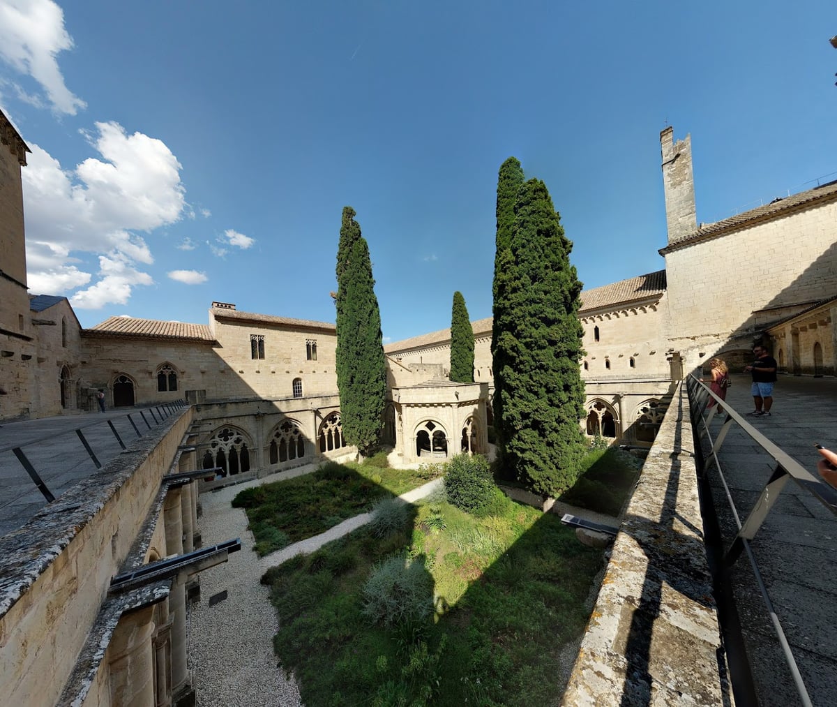Claustro ajardinado de un monasterio