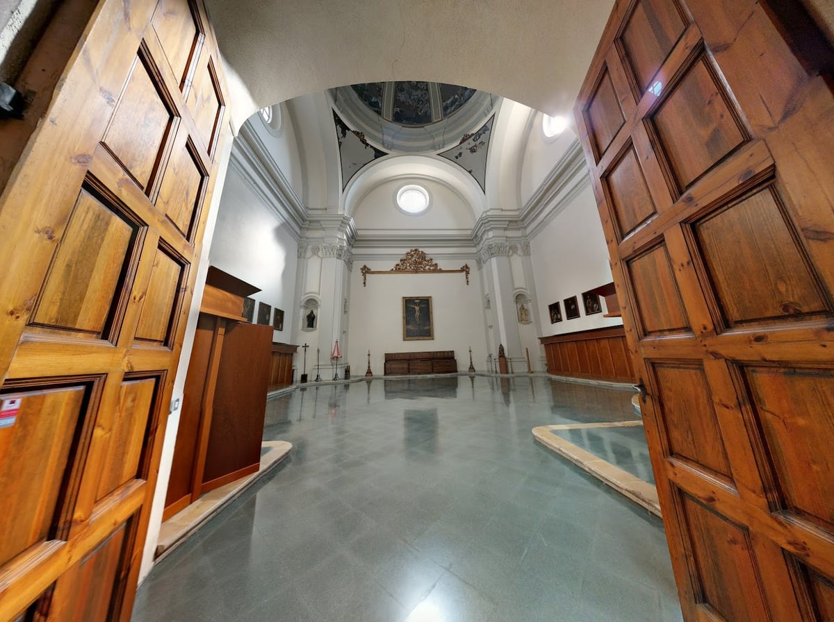 Sala interior de un edificio histórico con grandes puertas