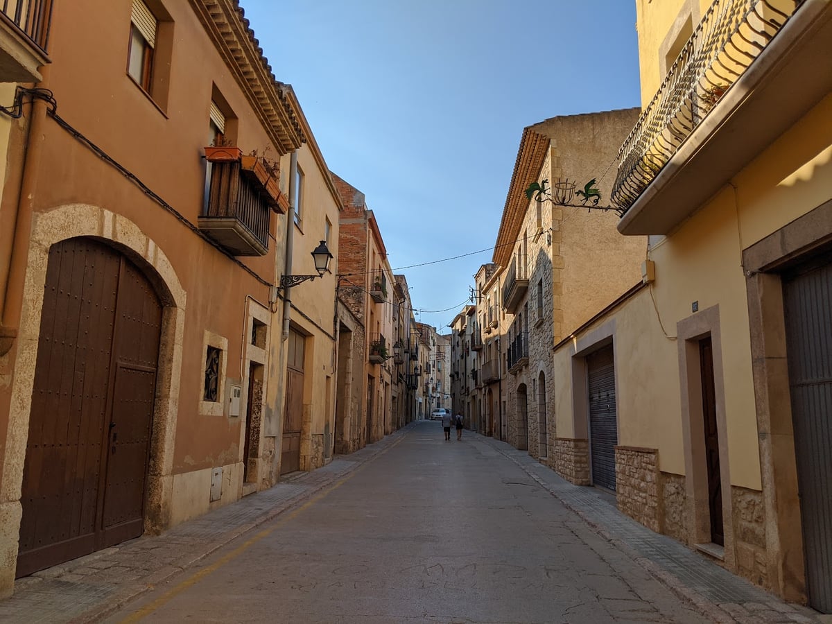Calle tranquila con casas tradicionales.