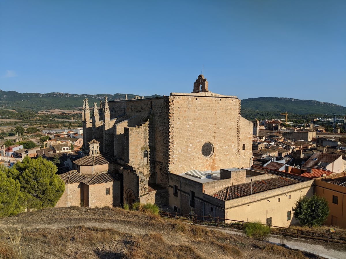Vista de una localidad histórica desde una colina