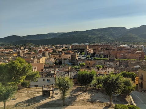 Panorámica de una localidad y las montañas del entorno