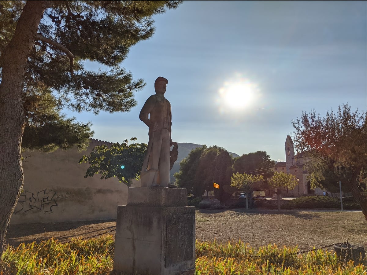 Estatua en un parque al atardecer