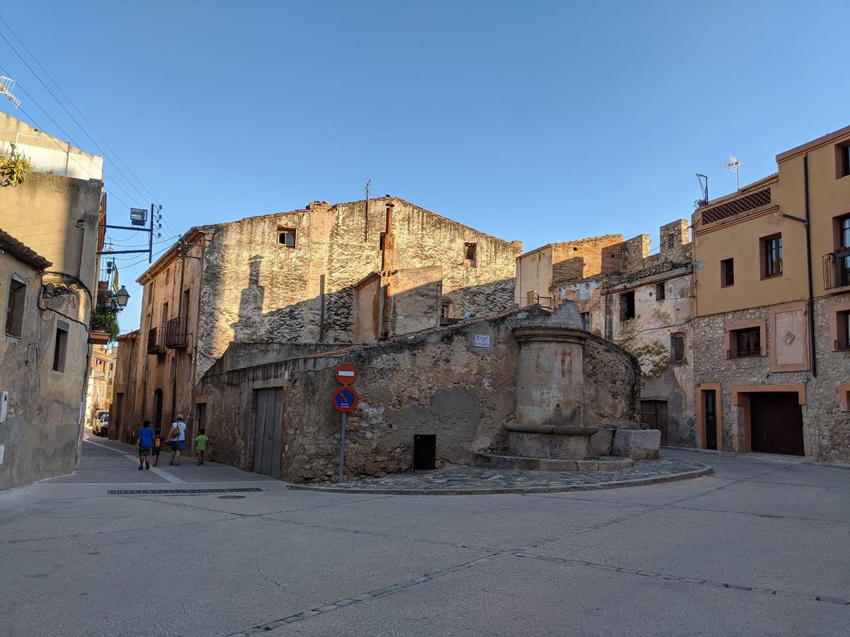 Edificio histórico de piedra en una calle del casco antiguo