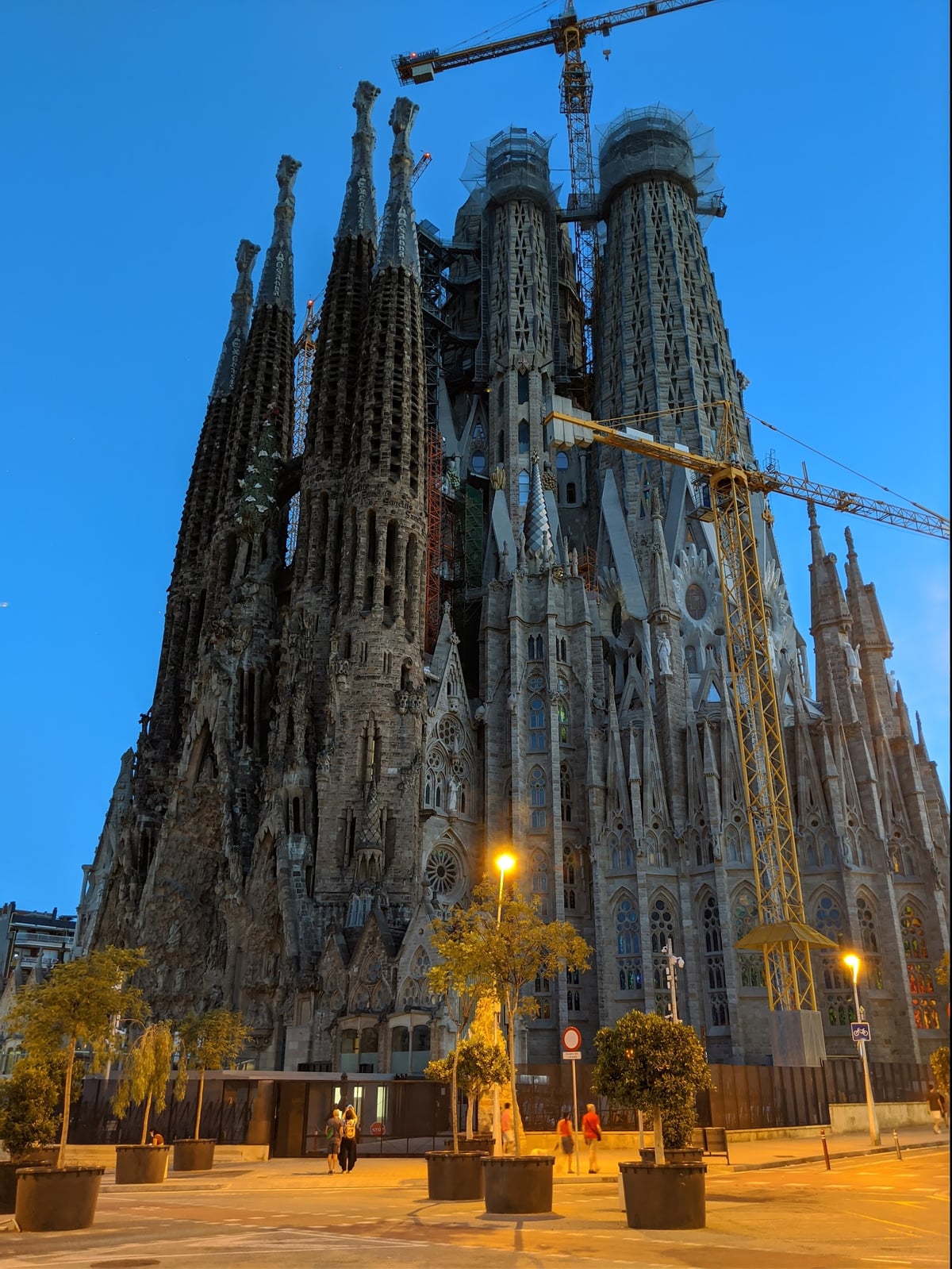 Edificio modernista de ladrillo y cerámica