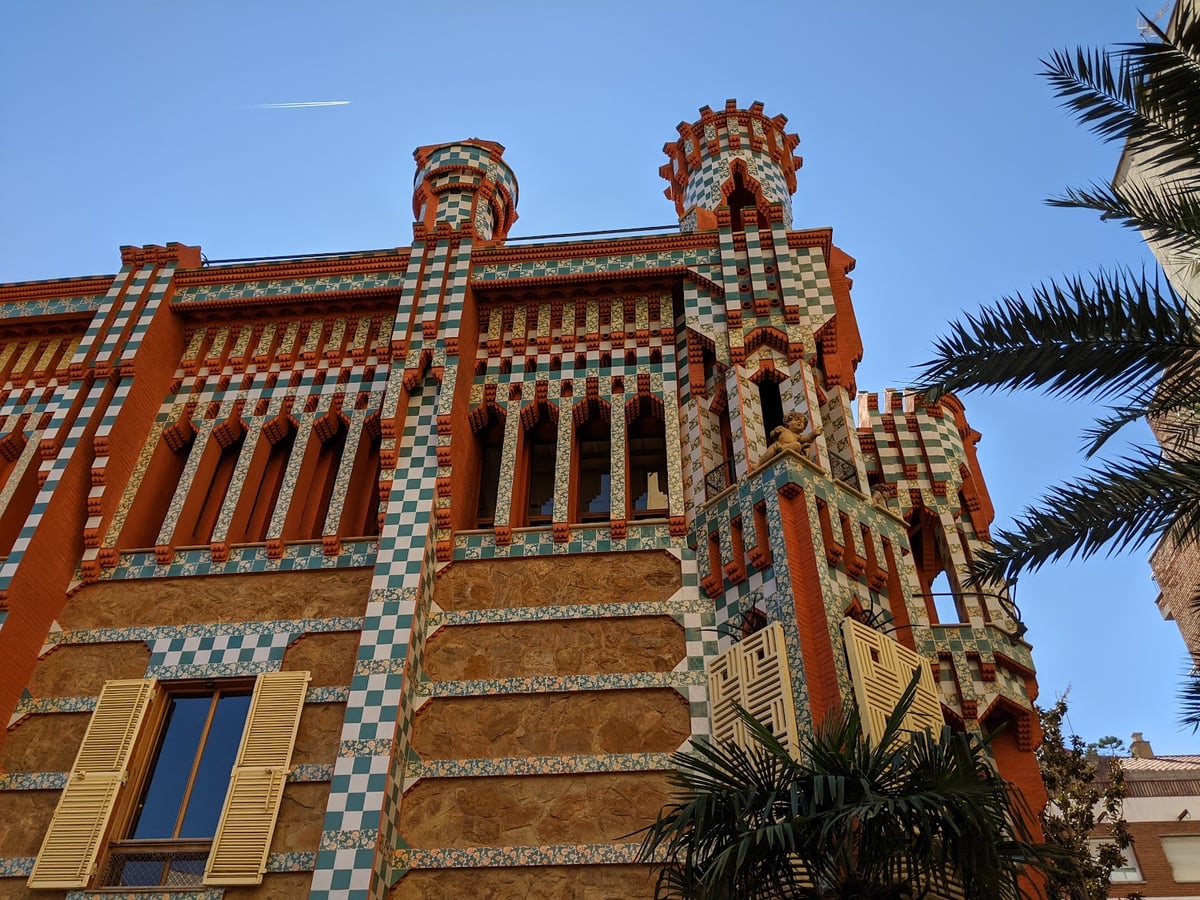 Interior decorado con mosaicos y elementos modernistas