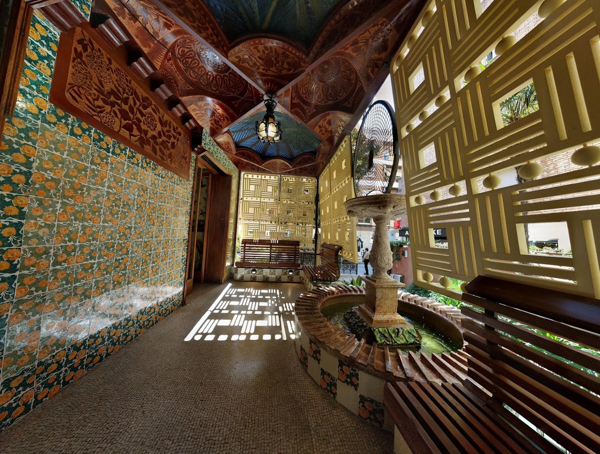 Calle del barrio con balcones y árboles