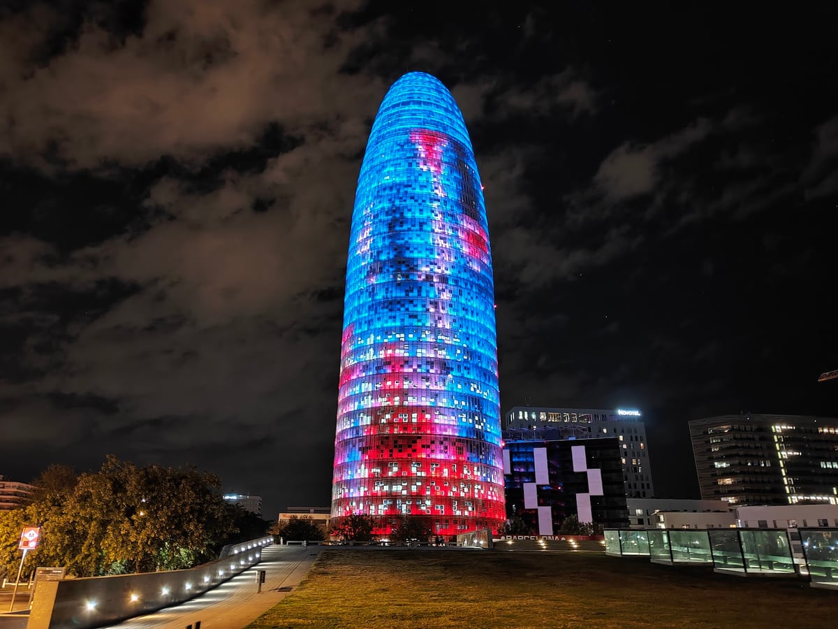 Torre Agbar iluminada con colores durante la noche